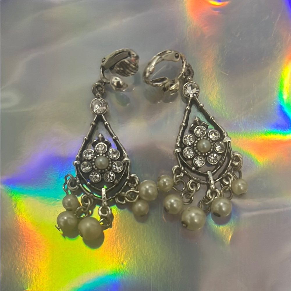 Chic Silver and Cream Teardrop Earrings with Filigree Design